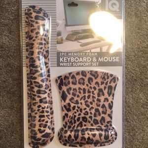 BNWT Keyboard and Mouse Wrist Support Set